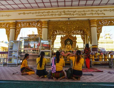 Myanmar'daki Budist tapınağının içi 