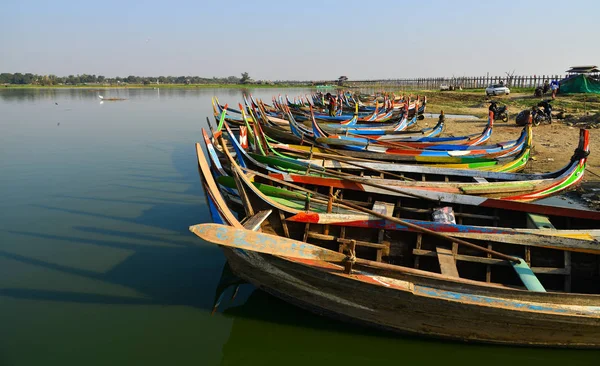 Taungthaman Gölü üzerindeki küçük liman