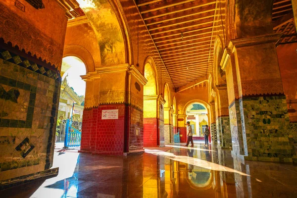 Myanmar'daki Budist tapınağının içi 