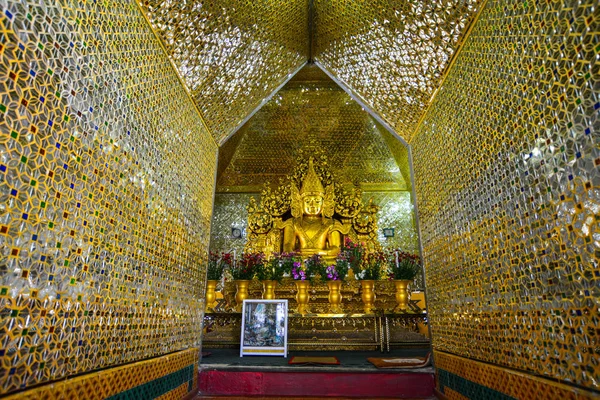 Interior do templo budista em Mianmar — Fotografia de Stock