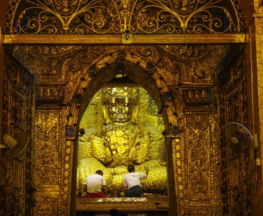 Mahamuni Tapınağı'nda Altın Buda heykeli