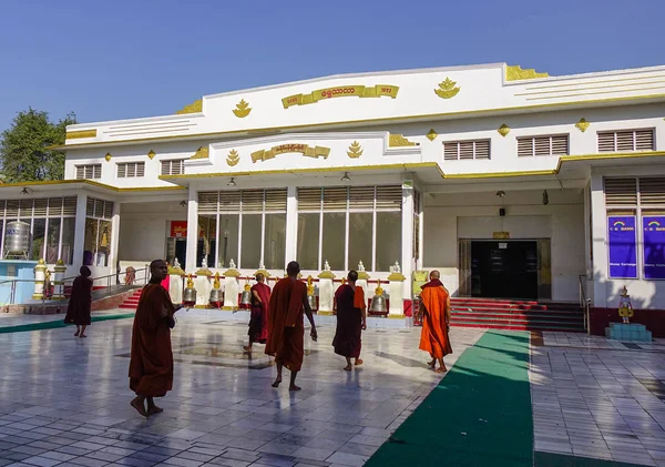 Βουδιστές μοναχοί στο μονοπωλείο — Φωτογραφία Αρχείου