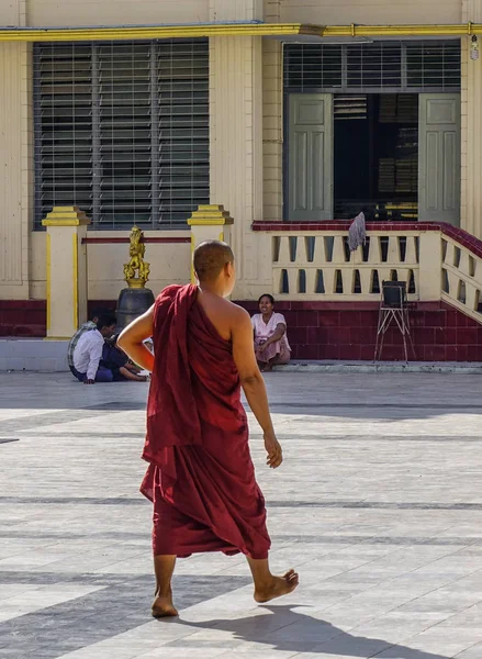 Monjes budistas en el monasterio — Foto de Stock