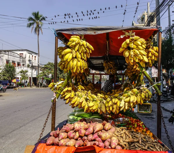 Vendere banane per strada a Yangon, Myanmar — Foto Stock