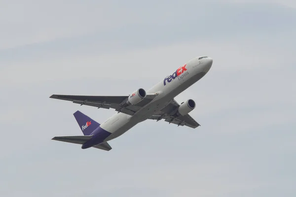 Aereo passeggeri in decollo dall'aeroporto — Foto Stock