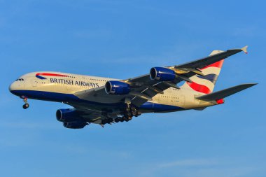 Changi Havaalanı'na uçak iniş (Sin) 