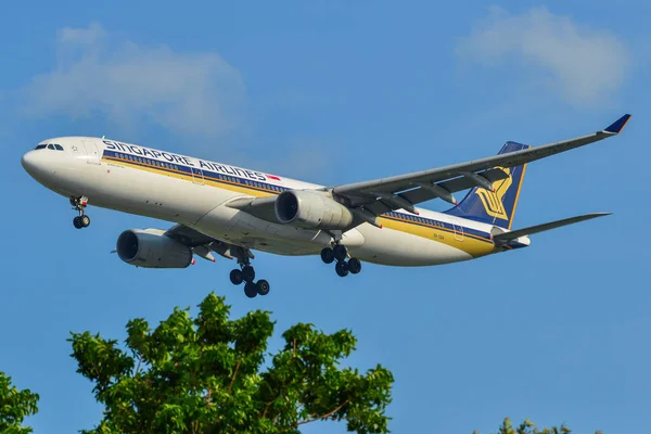 Airplane landing at Changi Airport (SIN) — Stock Photo, Image