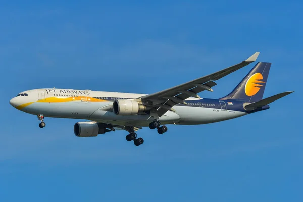 Airplane landing at Changi Airport (SIN) — Stock Photo, Image