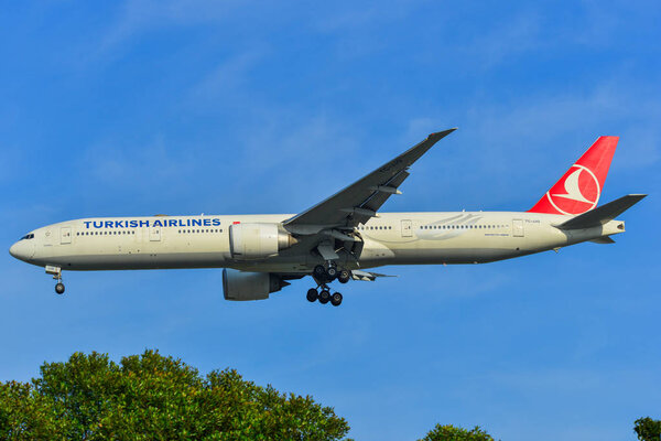 Airplane landing at Changi Airport (SIN) 