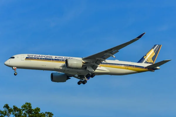 Airplane landing at Changi Airport (SIN) — Stock Photo, Image