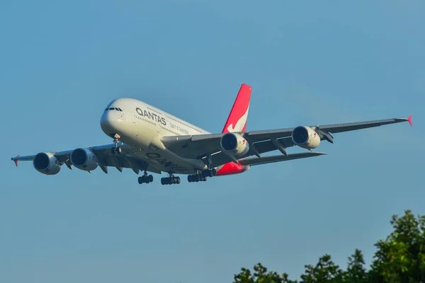 Avião aterrissando no Aeroporto de Changi (SIN ) — Fotografia de Stock