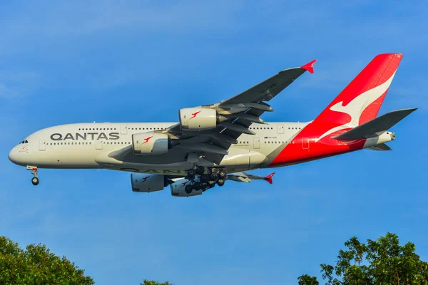 Avião aterrissando no Aeroporto de Changi (SIN ) — Fotografia de Stock