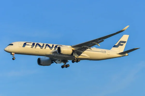 Avión aterrizando en el aeropuerto de Changi (SIN ) — Foto de Stock