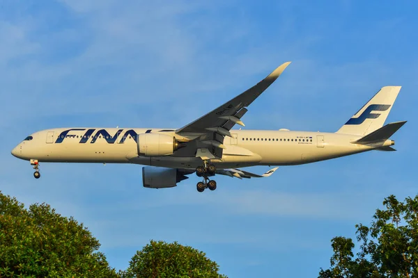 Avión aterrizando en el aeropuerto de Changi (SIN ) — Foto de Stock