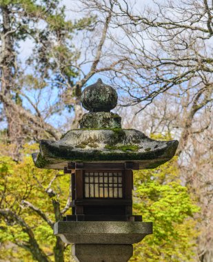 Zen bahçesinde Japon taş fener