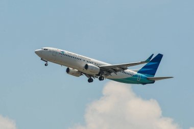 Gökyüzünde uçan bir uçak 