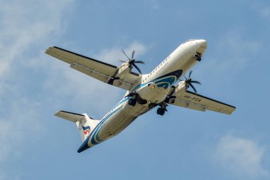 Gökyüzünde uçan bir uçak 