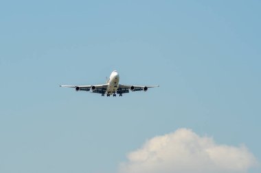 Gökyüzünde uçan bir uçak 