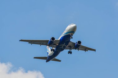 Gökyüzünde uçan bir uçak 