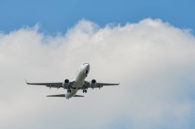 Gökyüzünde uçan bir uçak 