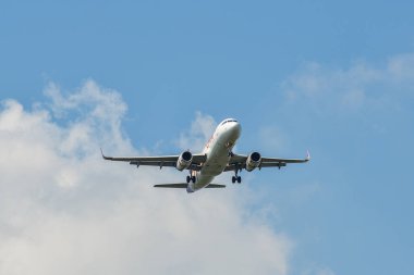 Gökyüzünde uçan bir uçak 