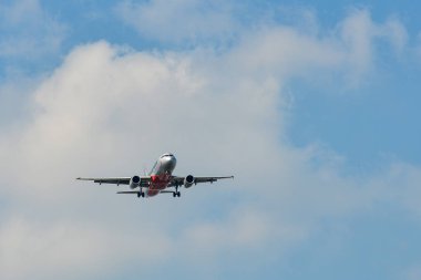 Gökyüzünde uçan bir uçak 