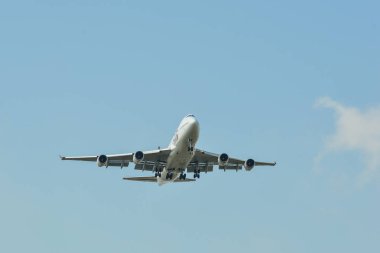 Gökyüzünde uçan bir uçak 