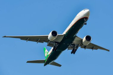 Gökyüzünde uçan bir uçak 