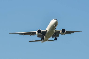 Gökyüzünde uçan bir uçak 