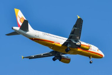 Gökyüzünde uçan bir uçak 