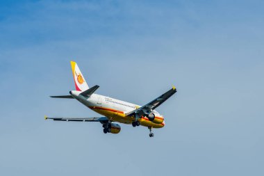 Gökyüzünde uçan bir uçak 