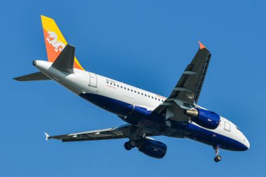 Gökyüzünde uçan bir uçak 