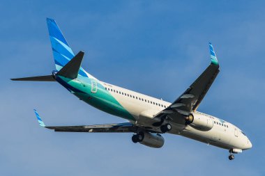 Gökyüzünde uçan bir uçak 