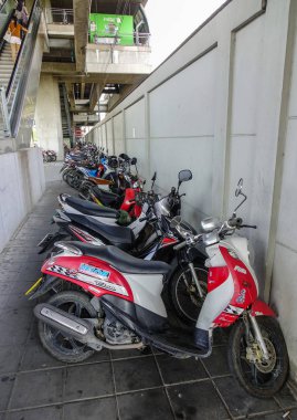 Otoparkta motosikletler 