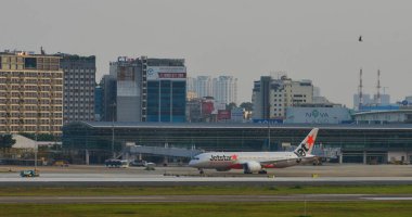 Yolcu uçağı havaalanında. 