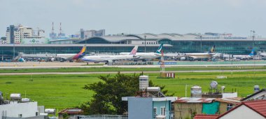 Havaalanındaki yolcu uçağı. 