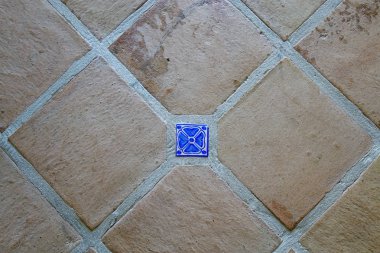 Eski taş duvarda seramik heykel