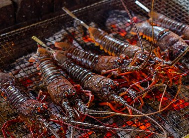 Barbekü partisinde ızgara kaplan karides 