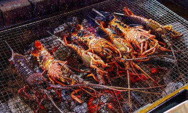 Barbekü partisinde ızgara kaplan karides 