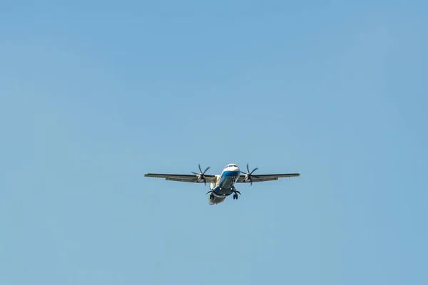 Een vliegtuig dat in de lucht vliegt — Stockfoto