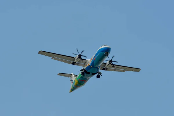 Een vliegtuig dat in de lucht vliegt — Stockfoto