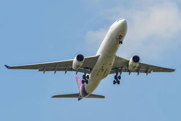 Un avión volando en el cielo — Foto de Stock