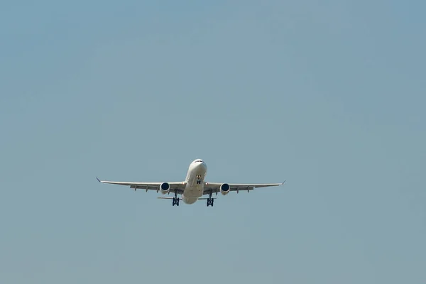 Een vliegtuig dat in de lucht vliegt — Stockfoto