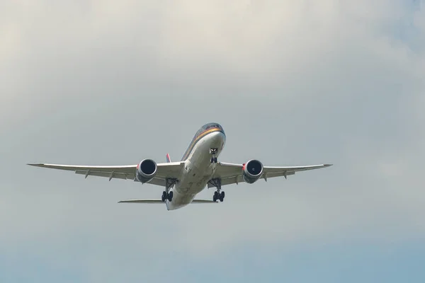 Un avión volando en el cielo — Foto de Stock