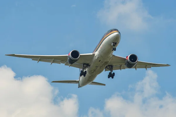 Un avión volando en el cielo — Foto de Stock