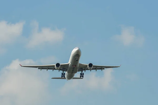 Un avión volando en el cielo — Foto de Stock