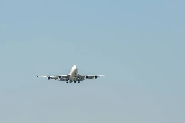 Een vliegtuig dat in de lucht vliegt — Stockfoto