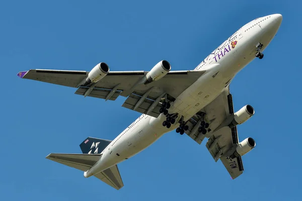 An airplane flying in the sky — Stock Photo, Image