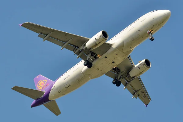 Un avión volando en el cielo — Foto de Stock