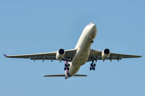 Un avión volando en el cielo — Foto de Stock